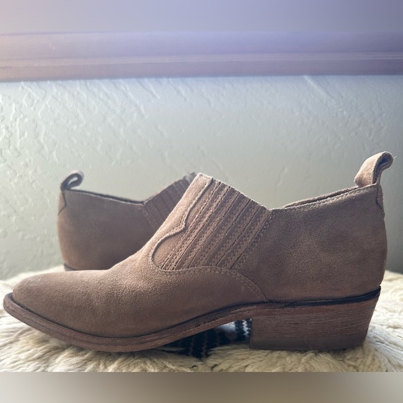 FRYE Billy Tan Suede Shootie. Women’s Size 7.5. Slip-on bootie. Western, Boho - Picture 8 of 12